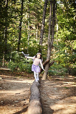 포토 JPG 주간 전신 나무 여자 어린이라이프 어린이 요정 한명 야외 앞모습 분장 걷기 귀여움 한국인 숲속 역할놀이 코스프레 소녀한명만 국내포토 자연요소 식물 1 라이프스타일 뷰포인트 컨셉 모션 놀이 사람 동양인 숲 여자한명만 소녀만 파일형식