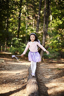 포토 JPG 주간 전신 나무 여자 어린이라이프 어린이 요정 한명 야외 앞모습 분장 걷기 귀여움 한국인 숲속 역할놀이 코스프레 소녀한명만 국내포토 자연요소 식물 1 라이프스타일 뷰포인트 컨셉 모션 놀이 사람 동양인 숲 여자한명만 소녀만 파일형식