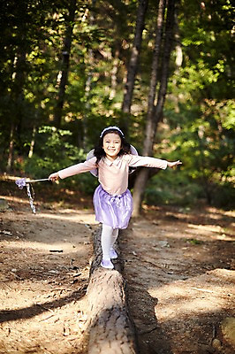 포토 JPG 주간 전신 나무 여자 어린이라이프 어린이 요정 한명 야외 앞모습 분장 걷기 귀여움 한국인 숲속 역할놀이 코스프레 소녀한명만 국내포토 자연요소 식물 1 라이프스타일 뷰포인트 컨셉 모션 놀이 사람 동양인 숲 여자한명만 소녀만 파일형식