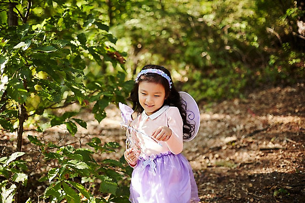 포토 JPG 주간 여자 어린이라이프 어린이 요정 한명 서기 상반신 야외 앞모습 분장 귀여움 한국인 숲속 역할놀이 코스프레 소녀한명만 국내포토 자연요소 1 라이프스타일 뷰포인트 컨셉 모션 놀이 사람 동양인 숲 여자한명만 소녀만 파일형식
