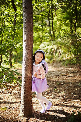 포토 JPG 주간 전신 나무 여자 어린이라이프 어린이 요정 한명 서기 미소 야외 옆모습 분장 귀여움 기댐 한국인 숲속 역할놀이 코스프레 소녀한명만 국내포토 자연요소 식물 1 라이프스타일 뷰포인트 컨셉 모션 놀이 표정 사람 동양인 숲 여자한명만 소녀만 파일형식
