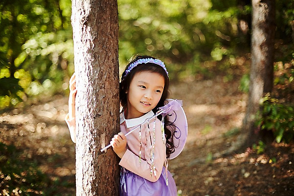 포토 JPG 주간 나무 여자 어린이라이프 어린이 요정 한명 서기 미소 상반신 야외 옆모습 분장 귀여움 기댐 한국인 숲속 역할놀이 코스프레 소녀한명만 국내포토 자연요소 식물 1 라이프스타일 뷰포인트 컨셉 모션 놀이 표정 사람 동양인 숲 여자한명만 소녀만 파일형식