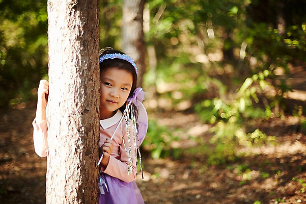 포토 JPG 주간 나무 여자 어린이라이프 어린이 요정 한명 서기 미소 상반신 야외 앞모습 분장 귀여움 기댐 한국인 숲속 역할놀이 코스프레 소녀한명만 국내포토 자연요소 식물 1 라이프스타일 뷰포인트 컨셉 모션 놀이 표정 사람 동양인 숲 여자한명만 소녀만 파일형식