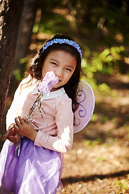 포토 JPG 주간 여자 어린이라이프 어린이 요정 한명 서기 미소 상반신 야외 앞모습 분장 귀여움 한국인 숲속 역할놀이 코스프레 소녀한명만 국내포토 자연요소 1 라이프스타일 뷰포인트 컨셉 모션 놀이 표정 사람 동양인 숲 여자한명만 소녀만 파일형식