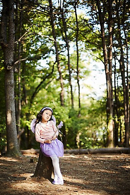 포토 JPG 주간 전신 여자 어린이라이프 어린이 요정 한명 미소 앉기 야외 앞모습 분장 귀여움 한국인 숲속 나무밑둥 역할놀이 코스프레 소녀한명만 국내포토 자연요소 나무 1 라이프스타일 뷰포인트 컨셉 모션 놀이 표정 사람 동양인 숲 여자한명만 소녀만 파일형식