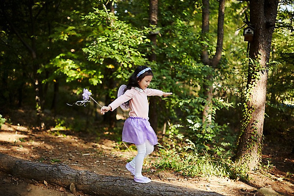 포토 JPG 주간 전신 나무 여자 어린이라이프 어린이 요정 한명 야외 옆모습 분장 걷기 귀여움 한국인 숲속 역할놀이 코스프레 소녀한명만 국내포토 자연요소 식물 1 라이프스타일 뷰포인트 컨셉 모션 놀이 사람 동양인 숲 여자한명만 소녀만 파일형식