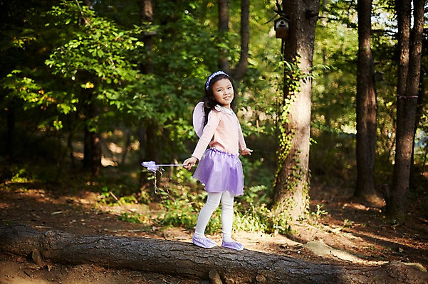 포토 JPG 주간 전신 나무 여자 어린이라이프 어린이 요정 한명 야외 옆모습 분장 걷기 귀여움 한국인 숲속 역할놀이 코스프레 소녀한명만 국내포토 자연요소 식물 1 라이프스타일 뷰포인트 컨셉 모션 놀이 사람 동양인 숲 여자한명만 소녀만 파일형식