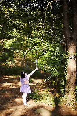 포토 JPG 주간 전신 나무 여자 어린이라이프 어린이 요정 한명 서기 야외 뒷모습 분장 귀여움 한국인 숲속 역할놀이 코스프레 소녀한명만 국내포토 자연요소 식물 1 라이프스타일 뷰포인트 컨셉 모션 놀이 사람 동양인 숲 여자한명만 소녀만 파일형식