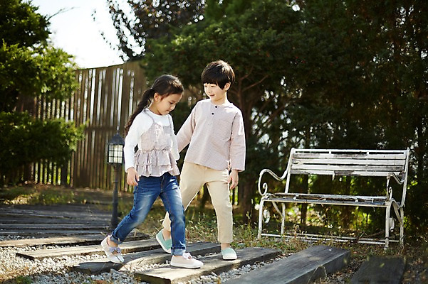 포토 JPG 주간 전신 공원 여자 남자 어린이라이프 어린이 벤치 야외 두명 앞모습 걷기 손잡기 다정 한국인 짝꿍 어린이만 국내포토 자연요소 라이프스타일 공공시설 뷰포인트 컨셉 의자 모션 사람 동양인 친구 파일형식