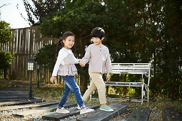 포토 JPG 주간 전신 공원 여자 남자 어린이라이프 어린이 벤치 야외 두명 옆모습 걷기 손잡기 다정 한국인 짝꿍 어린이만 국내포토 자연요소 라이프스타일 공공시설 뷰포인트 컨셉 의자 모션 사람 동양인 친구 파일형식