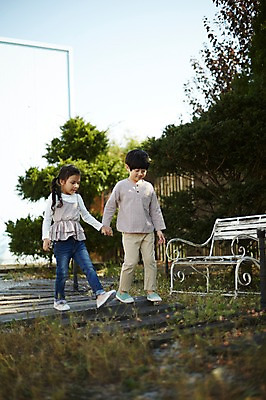 포토 JPG 주간 전신 공원 여자 남자 어린이라이프 어린이 벤치 야외 두명 앞모습 걷기 손잡기 다정 한국인 짝꿍 어린이만 국내포토 자연요소 라이프스타일 공공시설 뷰포인트 컨셉 의자 모션 사람 동양인 친구 파일형식