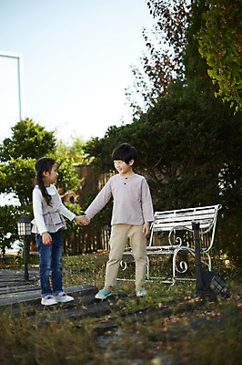 포토 JPG 주간 전신 공원 여자 남자 어린이라이프 어린이 벤치 서기 야외 두명 앞모습 마주보기 손잡기 다정 한국인 짝꿍 어린이만 국내포토 자연요소 라이프스타일 공공시설 뷰포인트 컨셉 의자 모션 사람 동양인 친구 파일형식