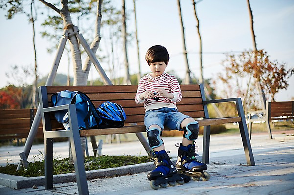 포토 JPG 주간 전신 공원 남자 어린이라이프 어린이 벤치 휴식 한명 앉기 야외 앞모습 한국인 롤러블레이드 헬멧 즐거움 소년한명만 국내포토 자연요소 1 라이프스타일 공공시설 감정 뷰포인트 컨셉 의자 모션 사람 동양인 취미 보호장비 남자한명만 소년만 파일형식