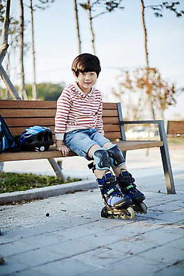 포토 JPG 주간 전신 공원 남자 어린이라이프 어린이 벤치 한명 미소 앉기 야외 앞모습 한국인 롤러블레이드 즐거움 소년한명만 국내포토 자연요소 1 라이프스타일 공공시설 감정 뷰포인트 의자 모션 표정 사람 동양인 취미 남자한명만 소년만 파일형식