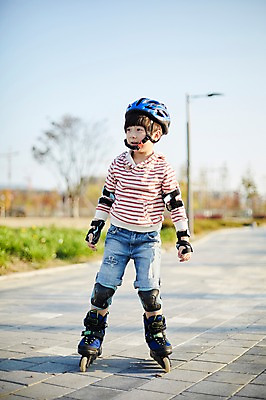 포토 JPG 주간 전신 공원 남자 어린이라이프 어린이 한명 서기 야외 앞모습 한국인 롤러블레이드 즐거움 소년한명만 국내포토 자연요소 1 라이프스타일 공공시설 감정 뷰포인트 모션 사람 동양인 취미 남자한명만 소년만 파일형식