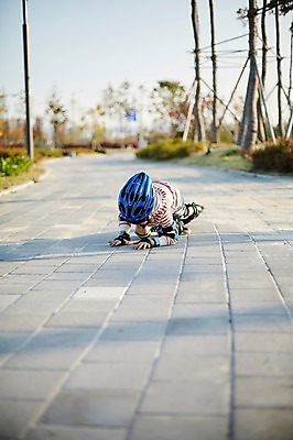 포토 JPG 주간 전신 공원 남자 어린이라이프 어린이 한명 야외 앞모습 한국인 롤러블레이드 즐거움 넘어짐 소년한명만 국내포토 자연요소 1 라이프스타일 공공시설 감정 뷰포인트 모션 사람 동양인 취미 남자한명만 소년만 파일형식