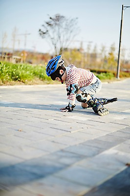포토 JPG 주간 전신 공원 남자 어린이라이프 어린이 한명 야외 옆모습 한국인 롤러블레이드 즐거움 넘어짐 소년한명만 국내포토 자연요소 1 라이프스타일 공공시설 감정 뷰포인트 모션 사람 동양인 취미 남자한명만 소년만 파일형식