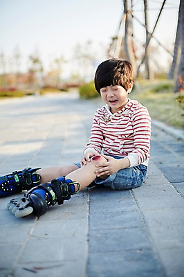 포토 JPG 주간 전신 공원 남자 어린이라이프 어린이 한명 야외 앞모습 고통 한국인 슬픔 롤러블레이드 울음 넘어짐 소년한명만 국내포토 자연요소 1 라이프스타일 공공시설 감정 뷰포인트 모션 표정 사람 동양인 취미 남자한명만 소년만 파일형식