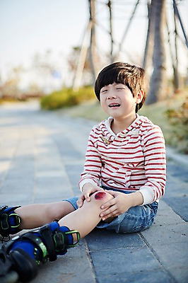 포토 JPG 주간 전신 공원 남자 어린이라이프 어린이 한명 야외 앞모습 고통 한국인 슬픔 롤러블레이드 울음 넘어짐 소년한명만 국내포토 자연요소 1 라이프스타일 공공시설 감정 뷰포인트 모션 표정 사람 동양인 취미 남자한명만 소년만 파일형식