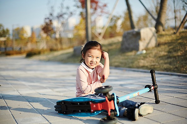 포토 JPG 주간 전신 공원 여자 어린이라이프 어린이 한명 미소 야외 앞모습 한국인 상처 즐거움 넘어짐 퀵보드 소녀한명만 국내포토 자연요소 1 라이프스타일 공공시설 감정 교통수단 뷰포인트 모션 표정 사람 동양인 여자한명만 소녀만 파일형식