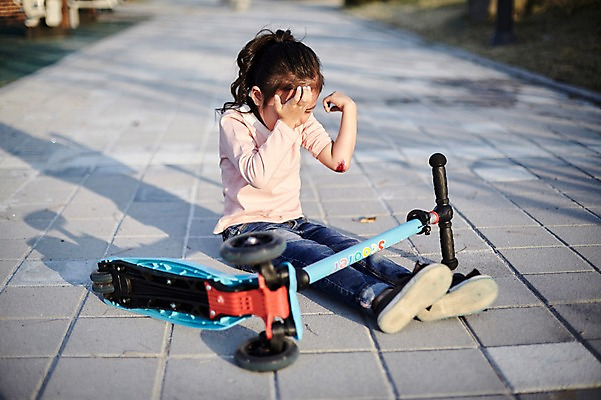 포토 JPG 주간 전신 공원 여자 어린이라이프 어린이 한명 야외 앞모습 고통 한국인 슬픔 상처 울음 넘어짐 퀵보드 소녀한명만 국내포토 자연요소 1 라이프스타일 공공시설 감정 교통수단 뷰포인트 모션 표정 사람 동양인 여자한명만 소녀만 파일형식