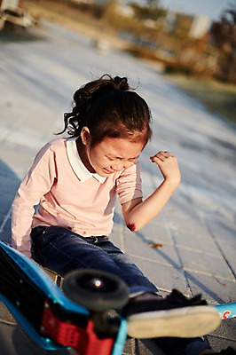 포토 JPG 주간 전신 공원 여자 어린이라이프 어린이 한명 야외 앞모습 고통 한국인 슬픔 상처 울음 넘어짐 퀵보드 소녀한명만 국내포토 자연요소 1 라이프스타일 공공시설 감정 교통수단 뷰포인트 모션 표정 사람 동양인 여자한명만 소녀만 파일형식