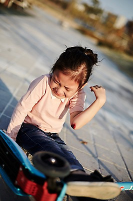 포토 JPG 주간 전신 공원 여자 어린이라이프 어린이 한명 야외 앞모습 고통 한국인 슬픔 상처 울음 넘어짐 퀵보드 소녀한명만 국내포토 자연요소 1 라이프스타일 공공시설 감정 교통수단 뷰포인트 모션 표정 사람 동양인 여자한명만 소녀만 파일형식