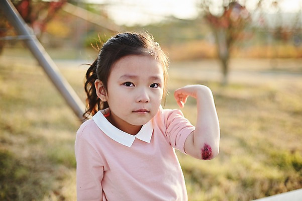 포토 JPG 주간 공원 여자 어린이라이프 어린이 한명 앉기 상반신 야외 앞모습 고통 한국인 상처 울음 소녀한명만 국내포토 자연요소 1 라이프스타일 공공시설 감정 뷰포인트 모션 표정 사람 동양인 여자한명만 소녀만 파일형식