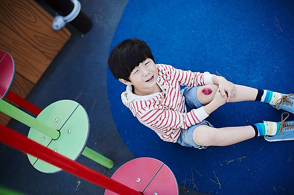 포토 JPG 주간 전신 공원 남자 어린이라이프 어린이 한명 야외 앞모습 고통 한국인 울음 놀이터 눈물 넘어짐 소년한명만 국내포토 자연요소 1 라이프스타일 공공시설 감정 뷰포인트 모션 놀이 표정 사람 동양인 남자한명만 소년만 파일형식