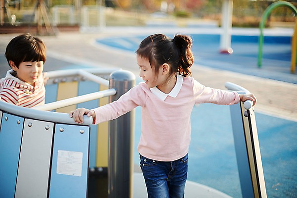 포토 JPG 주간 공원 여자 남자 어린이라이프 어린이 서기 상반신 야외 두명 앞모습 한국인 짝꿍 놀이터 즐거움 놀기 어린이만 국내포토 자연요소 라이프스타일 공공시설 감정 뷰포인트 모션 놀이 사람 동양인 친구 파일형식