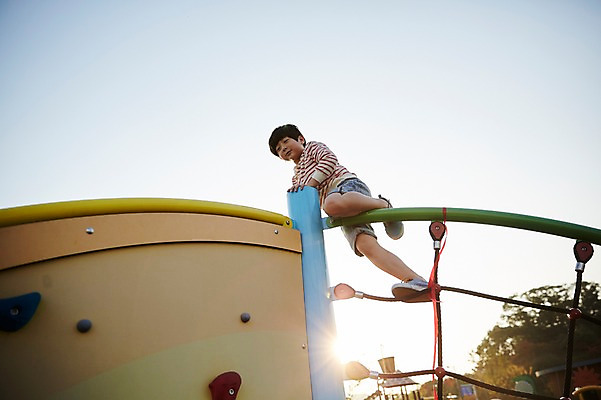 포토 JPG 주간 전신 공원 남자 어린이라이프 어린이 로우앵글 한명 야외 한국인 놀이터 즐거움 놀기 소년한명만 국내포토 자연요소 1 라이프스타일 공공시설 감정 뷰포인트 모션 놀이 사람 동양인 남자한명만 소년만 파일형식