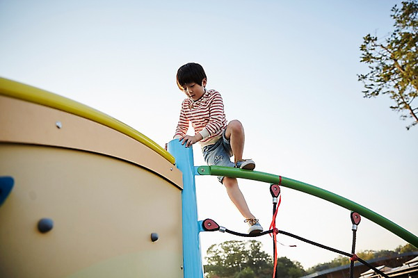 포토 JPG 주간 전신 공원 남자 어린이라이프 어린이 로우앵글 한명 야외 한국인 놀이터 즐거움 놀기 소년한명만 국내포토 자연요소 1 라이프스타일 공공시설 감정 뷰포인트 모션 놀이 사람 동양인 남자한명만 소년만 파일형식