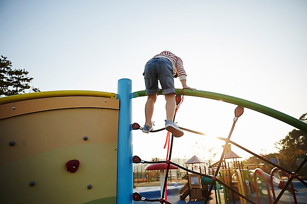 포토 JPG 주간 전신 공원 남자 어린이라이프 어린이 로우앵글 한명 야외 한국인 놀이터 즐거움 놀기 소년한명만 국내포토 자연요소 1 라이프스타일 공공시설 감정 뷰포인트 모션 놀이 사람 동양인 남자한명만 소년만 파일형식
