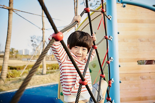 포토 JPG 주간 공원 남자 어린이라이프 어린이 한명 미소 상반신 야외 앞모습 한국인 놀이터 즐거움 오르기 놀기 소년한명만 국내포토 자연요소 1 라이프스타일 공공시설 감정 뷰포인트 모션 놀이 표정 사람 동양인 남자한명만 소년만 파일형식