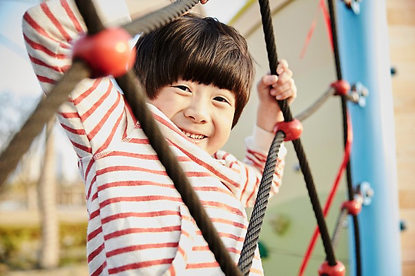포토 JPG 주간 공원 남자 어린이라이프 어린이 한명 미소 상반신 야외 앞모습 한국인 놀이터 즐거움 오르기 놀기 소년한명만 국내포토 자연요소 1 라이프스타일 공공시설 감정 뷰포인트 모션 놀이 표정 사람 동양인 남자한명만 소년만 파일형식 인종 생활 시설 남자만 어린이만