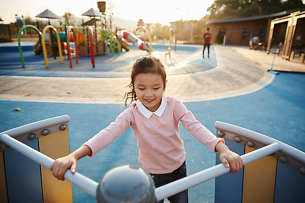 포토 JPG 주간 공원 여자 어린이라이프 어린이 한명 서기 미소 상반신 야외 앞모습 한국인 놀이터 즐거움 놀기 소녀한명만 국내포토 자연요소 1 라이프스타일 공공시설 감정 뷰포인트 모션 놀이 표정 사람 동양인 여자한명만 소녀만 파일형식