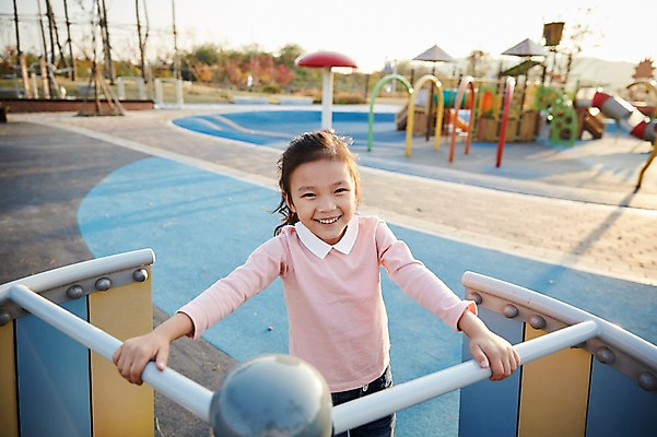 포토 JPG 주간 공원 여자 어린이라이프 어린이 한명 서기 미소 상반신 야외 앞모습 한국인 놀이터 즐거움 놀기 소녀한명만 국내포토 자연요소 1 라이프스타일 공공시설 감정 뷰포인트 모션 놀이 표정 사람 동양인 여자한명만 소녀만 파일형식