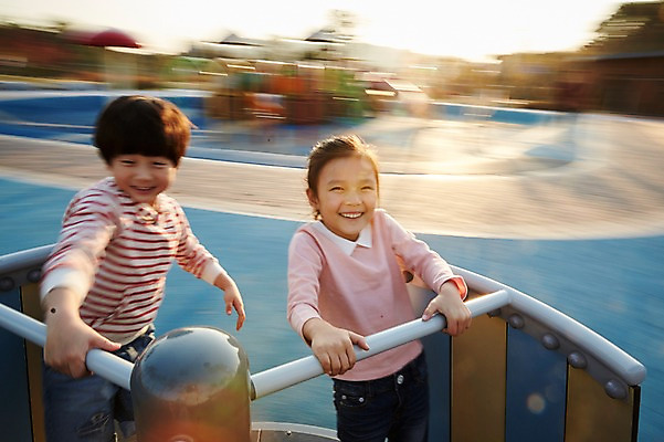 포토 JPG 주간 공원 여자 남자 어린이라이프 어린이 미소 상반신 야외 두명 앞모습 한국인 짝꿍 놀이터 즐거움 돌리기 어린이만 국내포토 자연요소 라이프스타일 공공시설 감정 뷰포인트 모션 놀이 표정 사람 동양인 친구 파일형식