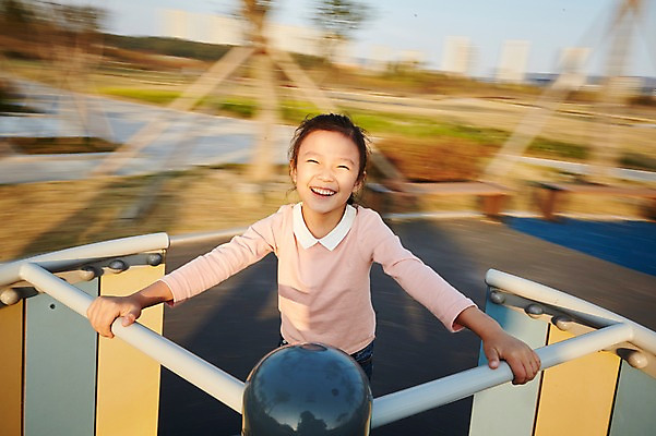 포토 JPG 주간 공원 여자 어린이라이프 어린이 한명 미소 상반신 야외 앞모습 한국인 놀이터 즐거움 돌리기 소녀한명만 국내포토 자연요소 1 라이프스타일 공공시설 감정 뷰포인트 모션 놀이 표정 사람 동양인 여자한명만 소녀만 파일형식