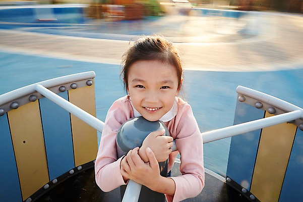 포토 JPG 주간 공원 여자 어린이라이프 어린이 한명 미소 상반신 야외 앞모습 한국인 놀이터 즐거움 돌리기 소녀한명만 국내포토 자연요소 1 라이프스타일 공공시설 감정 뷰포인트 모션 놀이 표정 사람 동양인 여자한명만 소녀만 파일형식