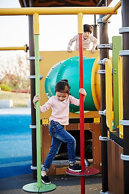 포토 JPG 주간 전신 공원 여자 남자 어린이라이프 어린이 상반신 야외 두명 앞모습 한국인 짝꿍 놀이터 즐거움 오르기 놀기 어린이만 국내포토 자연요소 라이프스타일 공공시설 감정 뷰포인트 모션 놀이 사람 동양인 친구 파일형식