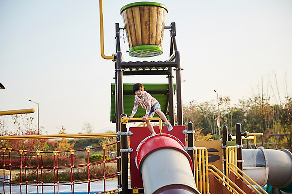 포토 JPG 주간 전신 공원 남자 어린이라이프 어린이 한명 서기 야외 옆모습 한국인 미끄럼틀 놀이터 즐거움 소년한명만 국내포토 자연요소 1 라이프스타일 공공시설 감정 뷰포인트 모션 놀이 사람 동양인 놀이기구 남자한명만 소년만 파일형식
