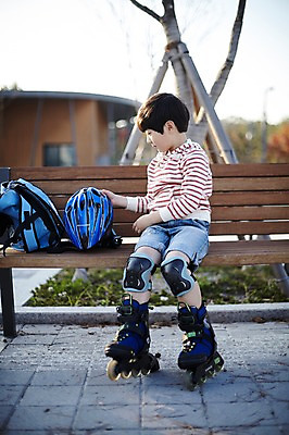 포토 JPG 주간 전신 공원 남자 어린이라이프 어린이 벤치 휴식 한명 앉기 야외 앞모습 한국인 롤러블레이드 헬멧 즐거움 소년한명만 국내포토 자연요소 1 라이프스타일 공공시설 감정 뷰포인트 컨셉 의자 모션 사람 동양인 취미 보호장비 남자한명만 소년만 파일형식
