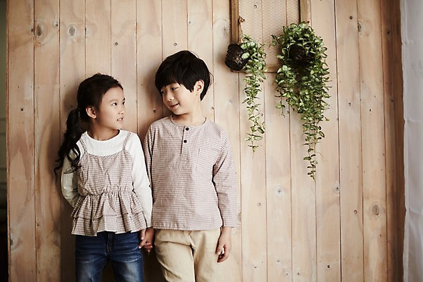 포토 JPG 여자 남자 어린이라이프 어린이 실내 서기 미소 상반신 두명 앞모습 마주보기 귀여움 한국인 짝꿍 어린이만 국내포토 라이프스타일 뷰포인트 컨셉 모션 표정 사람 동양인 내부 친구 파일형식 관계 인종 생활