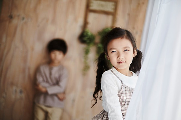 포토 JPG 여자 남자 어린이라이프 어린이 실내 서기 상반신 두명 앞모습 아웃포커스 귀여움 한국인 커튼 짝꿍 어린이만 국내포토 라이프스타일 뷰포인트 컨셉 모션 촬영기법 사람 동양인 내부 친구 파일형식