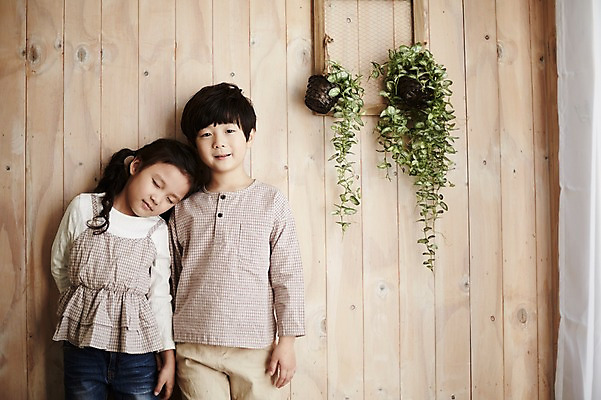 포토 JPG 여자 남자 어린이라이프 어린이 실내 서기 상반신 두명 앞모습 귀여움 기댐 한국인 짝꿍 어린이만 국내포토 라이프스타일 뷰포인트 컨셉 모션 사람 동양인 내부 친구 파일형식