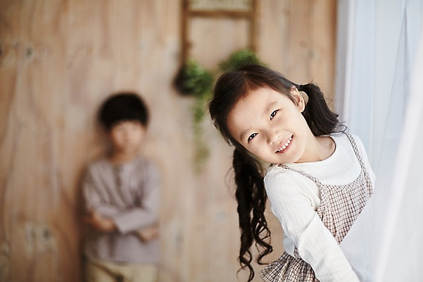 포토 JPG 여자 남자 어린이라이프 어린이 실내 서기 상반신 두명 앞모습 아웃포커스 귀여움 한국인 커튼 짝꿍 어린이만 국내포토 라이프스타일 뷰포인트 컨셉 모션 촬영기법 사람 동양인 내부 친구 파일형식