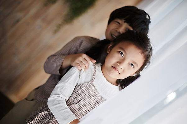 포토 JPG 여자 남자 어린이라이프 어린이 실내 서기 상반신 두명 앞모습 귀여움 한국인 커튼 짝꿍 어린이만 어깨에손 국내포토 라이프스타일 뷰포인트 컨셉 모션 사람 동양인 내부 친구 파일형식 관계 인종 생활