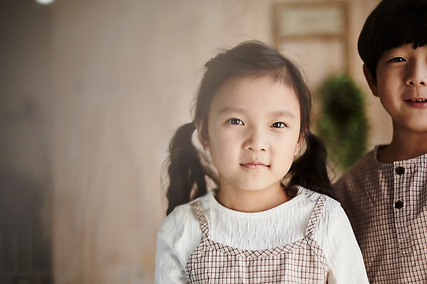 포토 JPG 여자 남자 어린이라이프 어린이 실내 서기 상반신 두명 앞모습 귀여움 한국인 짝꿍 어린이만 국내포토 라이프스타일 뷰포인트 컨셉 모션 사람 동양인 내부 친구 파일형식