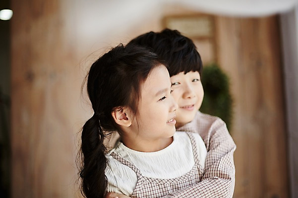포토 JPG 여자 남자 어린이라이프 어린이 포옹 실내 서기 상반신 두명 앞모습 귀여움 한국인 짝꿍 어린이만 국내포토 라이프스타일 뷰포인트 컨셉 안기 모션 사람 동양인 내부 친구 파일형식